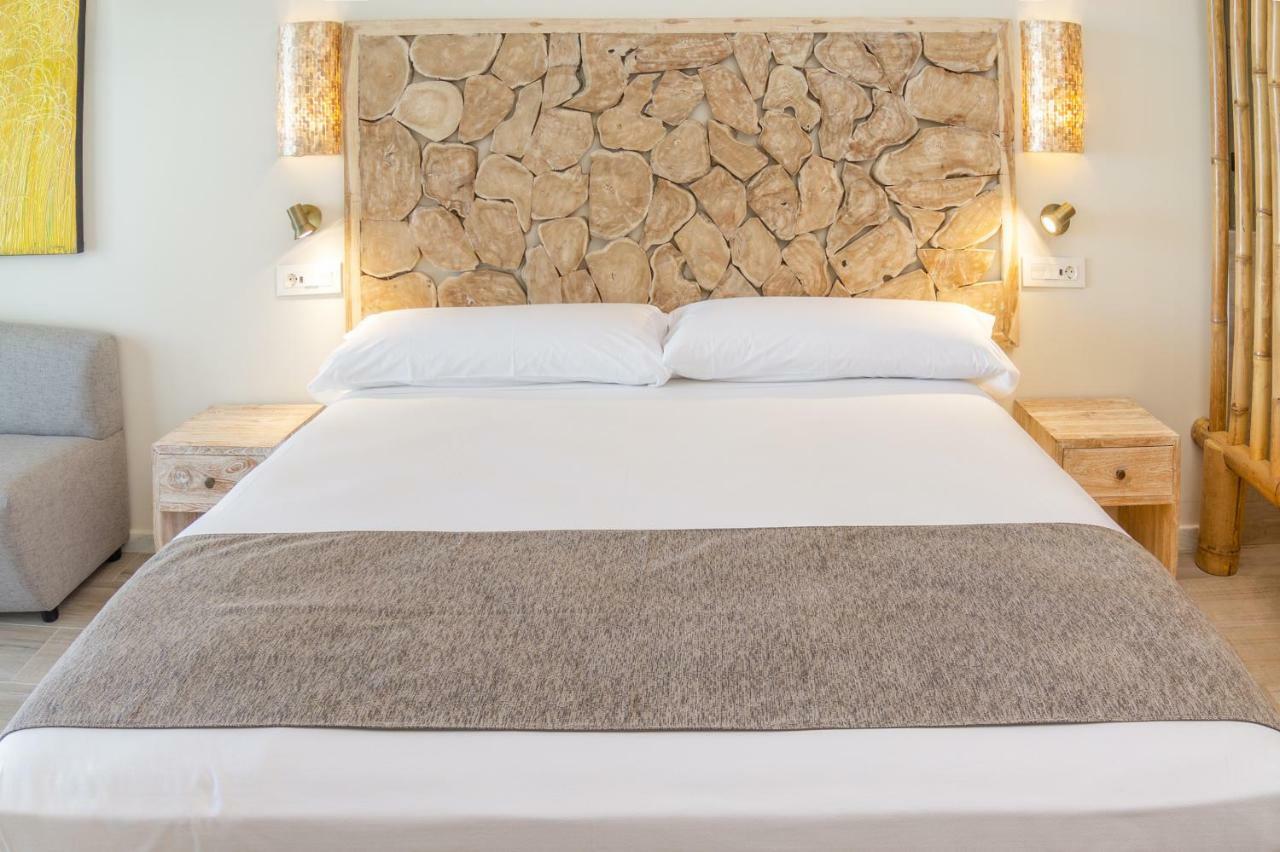 Hotel Zahara Beach&Spa - Adults Recommended Zahara de los Atunes Exterior foto A bed with a bed runner